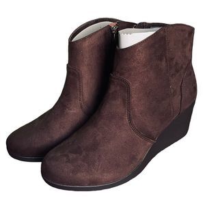 NIB Crocs Leigh Synthetic Suede Wedge Bootie 8 Expresso Standard Fit